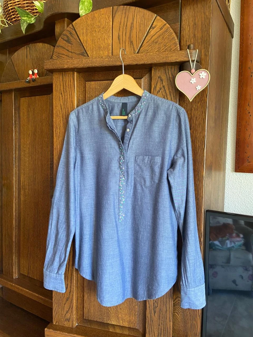 Blusa azul estilo vaquero con cuello mao y lentejuelas. Benetton. Talla S – photo 2